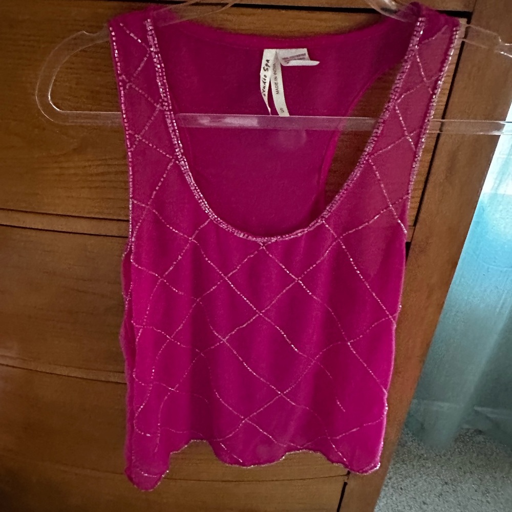 💕Opaque womens delicate beaded tank, fuschia, scoop neck, good condition